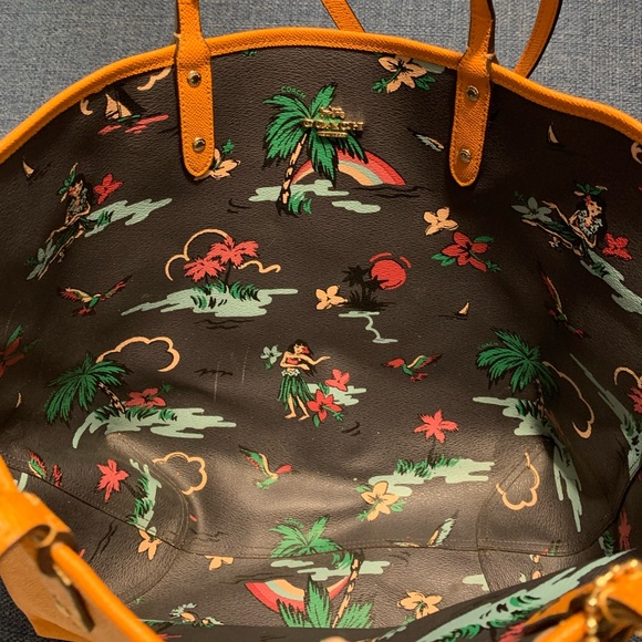 COACH Reversible City Tote with Scenic Hawaiian Print and Matching Clutch - Picture 4 of 9
